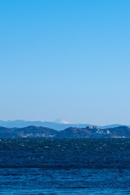 澄んだ空気の日、佐久島から富士山が見えました